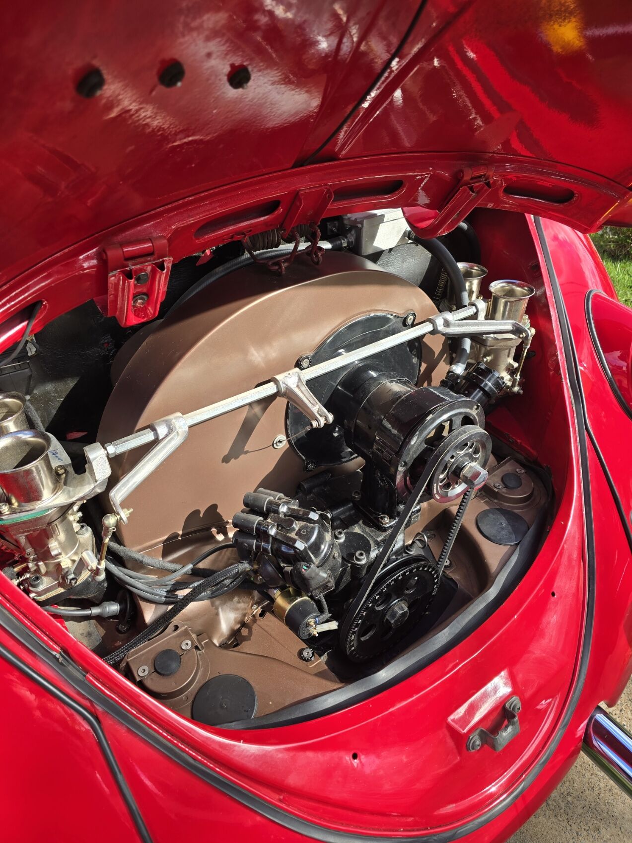 Detalhe do conjunto mecânico do Fusca vermelho