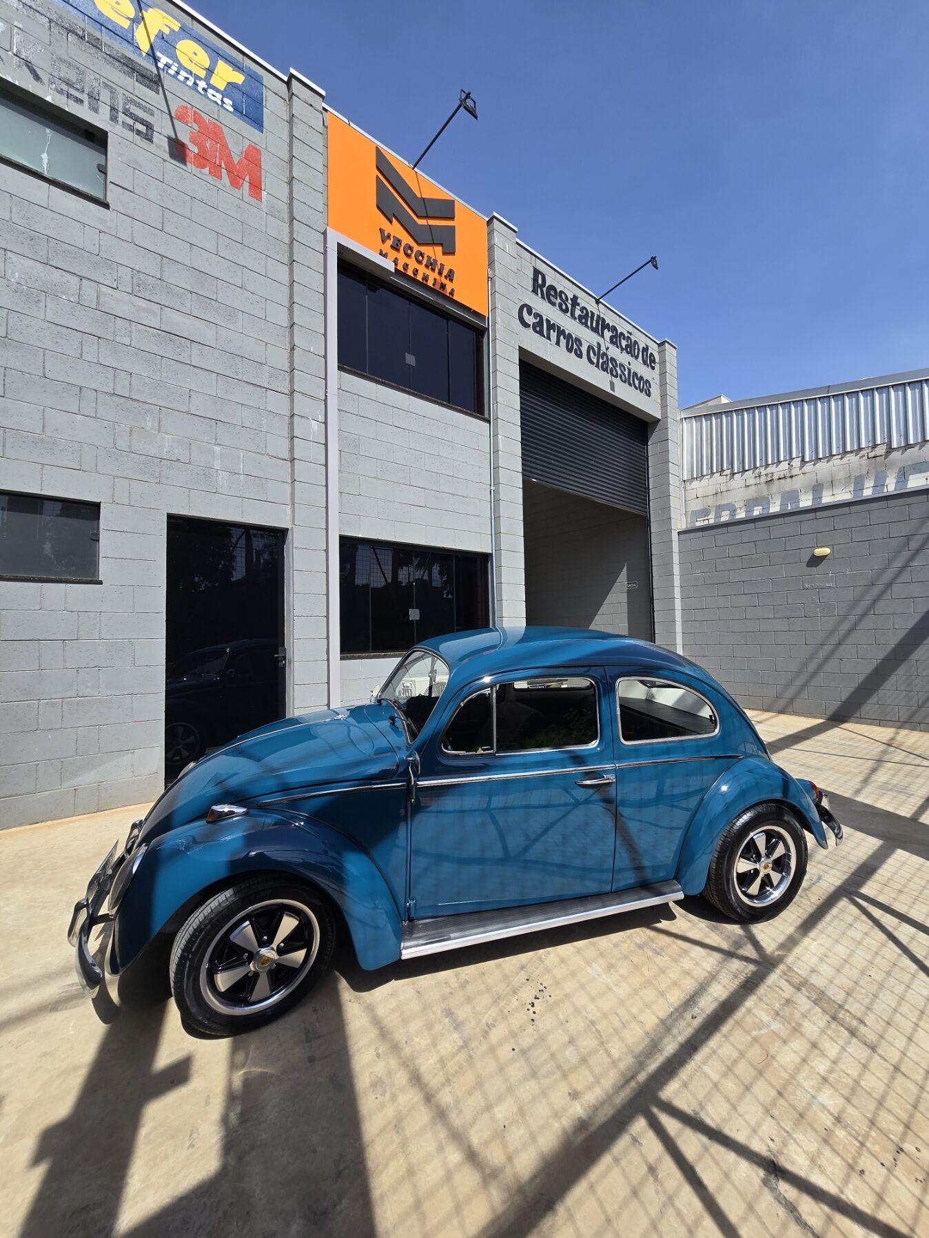 Fusca azul restaurado, vista lateral